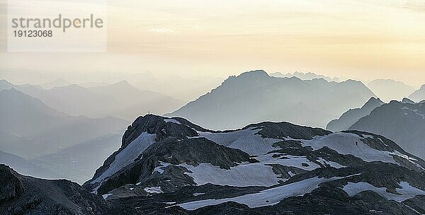 Abendstimmung  Silhouetten  Dramatische Berglandschaft  Blick vom Hochkönig  Salzburger Land  Österreich  Europa