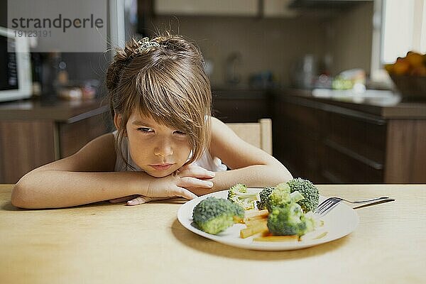 Vorderansicht wählerisches Mädchen verweigert Gemüse