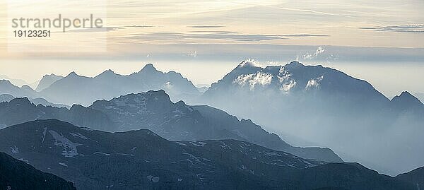 Abendstimmung  Silhouetten  Dramatische Berglandschaft  Blick vom Hochkönig  Salzburger Land  Österreich  Europa