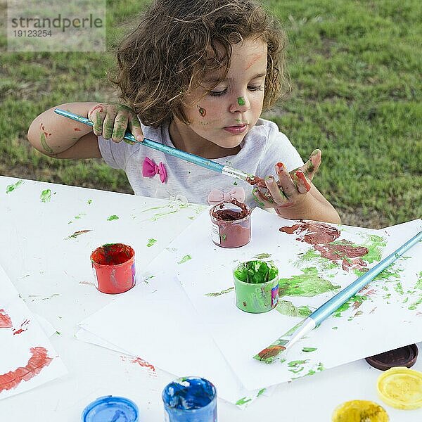 Nettes kleines Mädchen Zeichnung Malerei Leinwand Park
