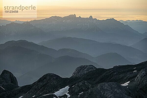 Abendstimmung  Silhouetten  Dramatische Berglandschaft  Blick vom Hochkönig  Salzburger Land  Österreich  Europa