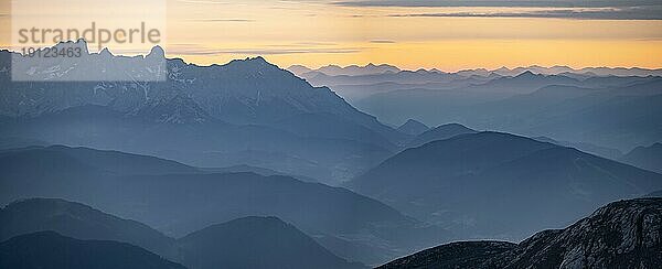 Abendstimmung  Silhouetten  Dramatische Berglandschaft  Blick vom Hochkönig  Salzburger Land  Österreich  Europa