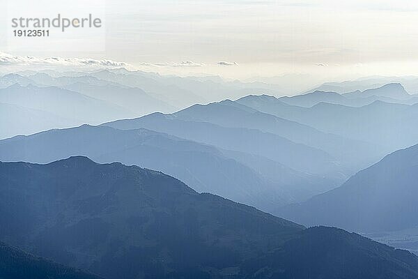 Silhouetten  Dramatische Berglandschaft  Blick vom Hochkönig  Salzburger Land  Österreich  Europa