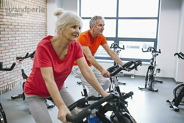 Fitnesskonzept mit älterem Paar