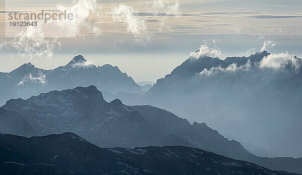 Silhouetten  Dramatische Berglandschaft  Blick vom Hochkönig  Salzburger Land  Österreich  Europa