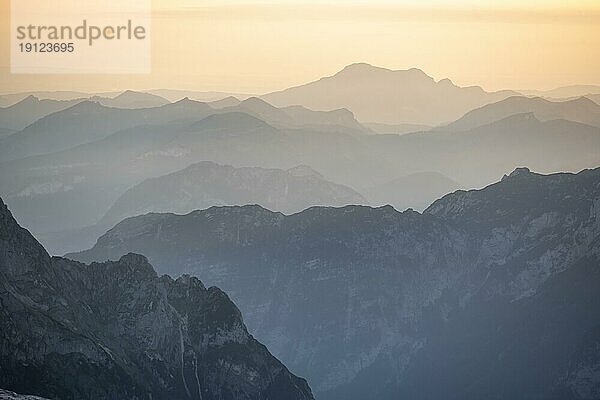 Abendstimmung  Silhouetten  Dramatische Berglandschaft  Blick vom Hochkönig  Salzburger Land  Österreich  Europa