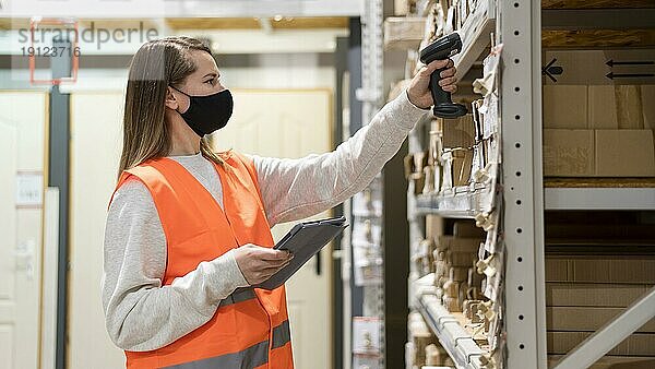 Frau trägt Gesichtsmaske Job