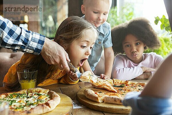 Nahaufnahme Kinder mit leckerer Pizza