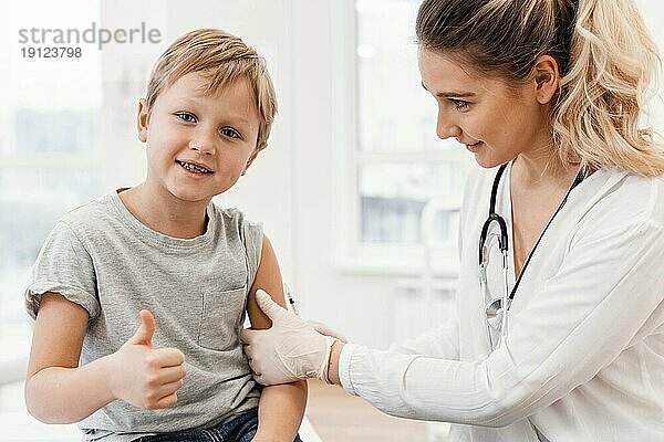 Nahaufnahme Kinderarzt beim Impfen eines Kindes