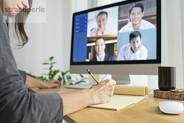 Nahaufnahme einer Frau bei der Telearbeit