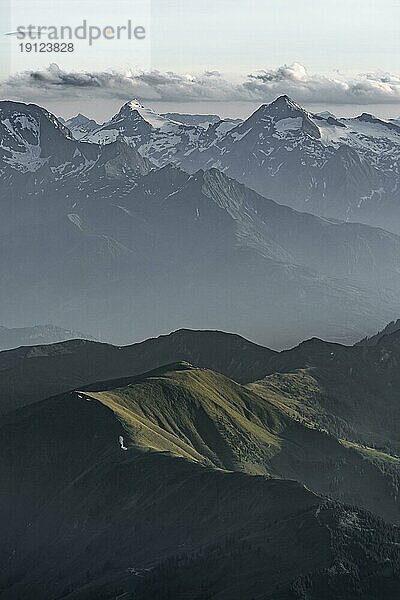 Abendstimmung  Silhouetten  Dramatische Berglandschaft  Blick vom Hochkönig  Salzburger Land  Österreich  Europa