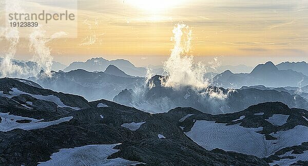 Abendstimmung  Silhouetten  Dramatische Berglandschaft  Blick vom Hochkönig  Salzburger Land  Österreich  Europa