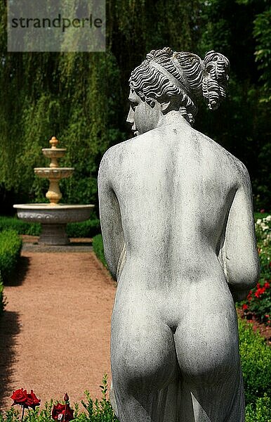 Nackte Frauenskulptur in einem saarländischen Park  im Vordergrund barocker Brunnen in Tiefenschärfe aufgenommen