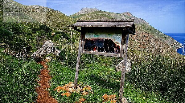 Hölzernes Schild  Karte  unterer Teil verbrannt  Zingaro  Nationalpark  Naturschutzgebiet  Nordwesten  Sizilien  Italien  Europa