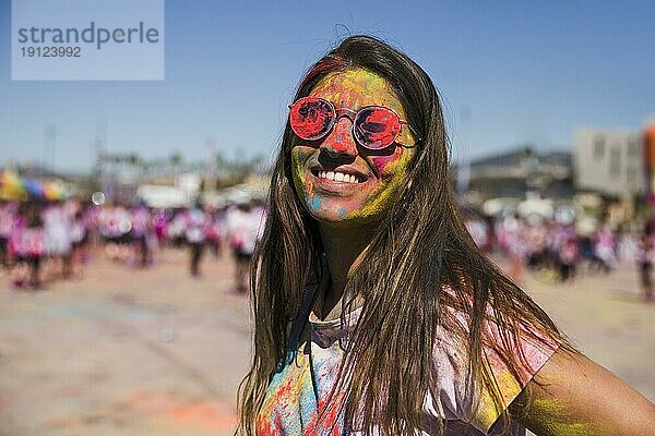 Holi Farbe Frau s Gesicht schauen Kamera