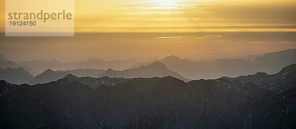 Abendstimmung  Silhouetten  Dramatische Berglandschaft  Blick vom Hochkönig  Salzburger Land  Österreich  Europa