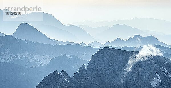 Silhouetten  Dramatische Berglandschaft  Blick vom Hochkönig  Salzburger Land  Österreich  Europa