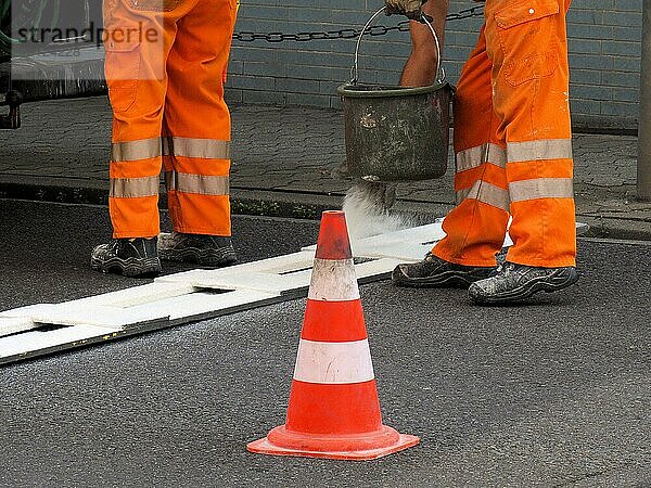 Zwei Bedienstete der Stadtverwaltung bei der Straßenmarkierung  Ausschnitt