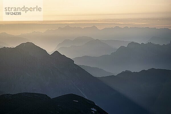 Abendstimmung  Silhouetten  Dramatische Berglandschaft  Blick vom Hochkönig  Salzburger Land  Österreich  Europa