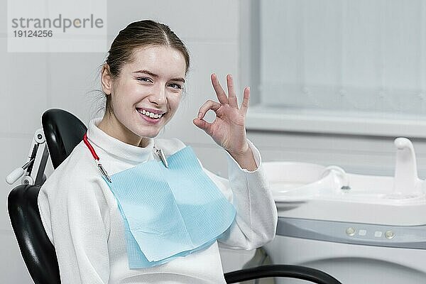 Schöne Frau glücklich Zahnarzt