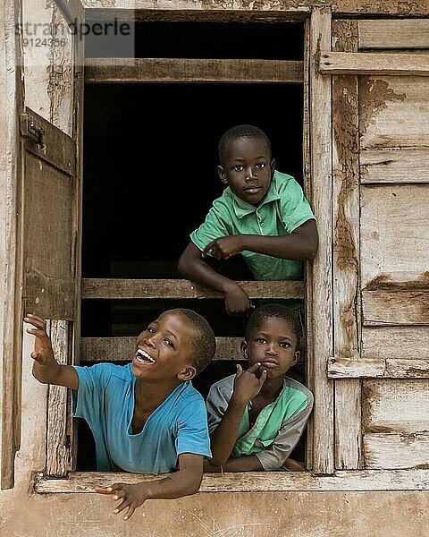 Mittelgroße Aufnahme afrikanischer Kinder am Fenster