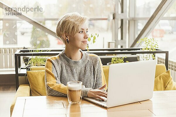 Lance Frau arbeitet mit Laptop Coffee Shop