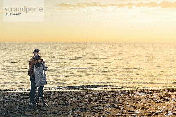 Junges Paar umarmt Meer Ufer Abend
