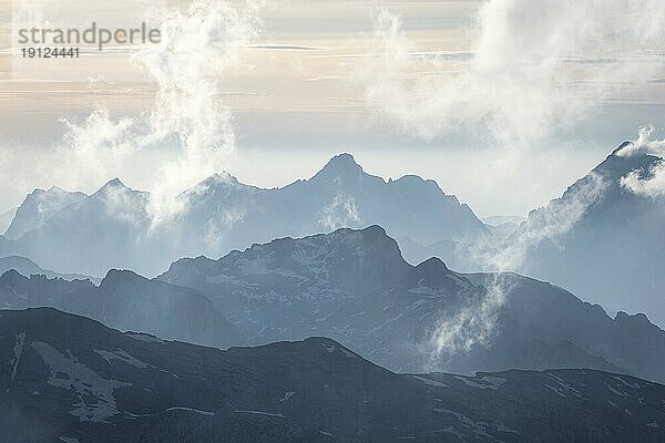 Silhouetten  Dramatische Berglandschaft  Blick vom Hochkönig  Salzburger Land  Österreich  Europa