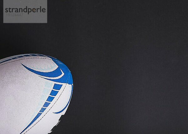 Close up weißen Rugbyball schwarzem Hintergrund