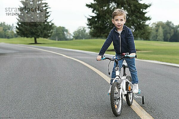 Junge fährt mit dem Fahrrad Vorderansicht