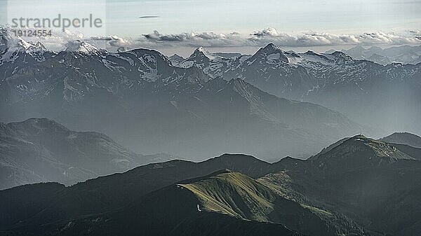 Abendstimmung  Silhouetten  Dramatische Berglandschaft  Blick vom Hochkönig  Salzburger Land  Österreich  Europa