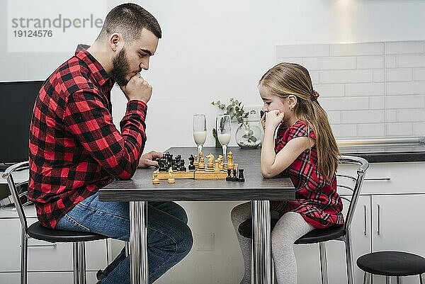 Vater Tochter spielt Schach Vatertag