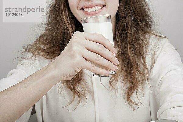 Smileymädchen das Milch trinken möchte