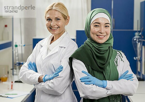 Vorderansicht Smiley weibliche Wissenschaftler Labor posiert mit verschränkten Armen