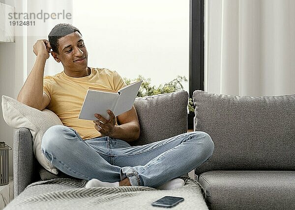 Porträt Mann entspannt zu Hause beim Lesen