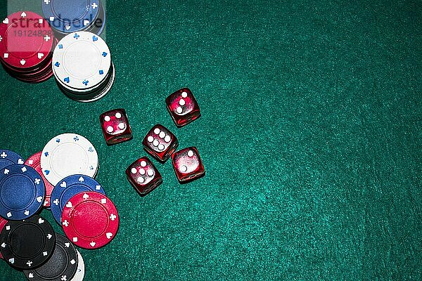 Erhöhte Ansicht rote Würfel Casinochips grün Pokertisch