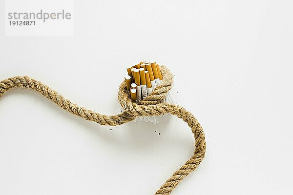 Draufsicht Zigaretten mit Seil gebunden