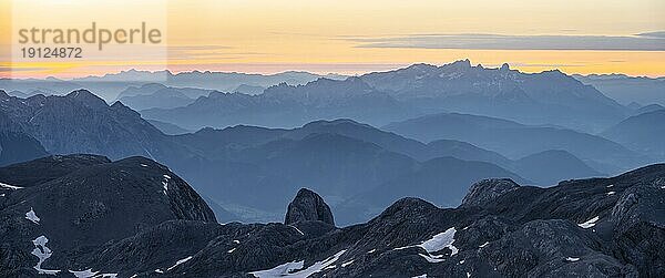 Abendstimmung  Silhouetten  Dramatische Berglandschaft  Blick vom Hochkönig  Salzburger Land  Österreich  Europa