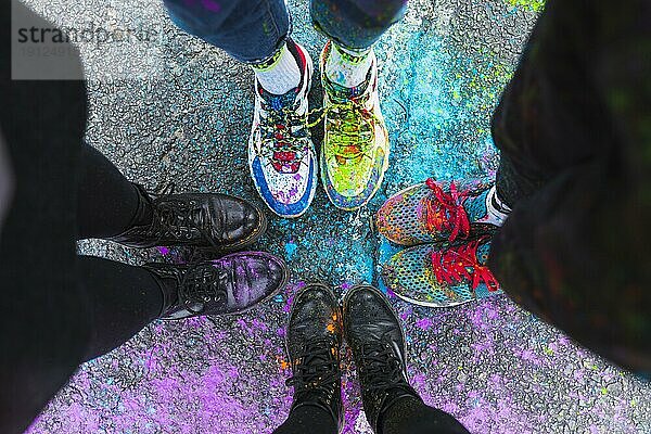 Füße Menschen stehen Straße bunte Farbe