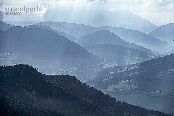 Silhouetten  Dramatische Berglandschaft  Blick vom Hochkönig  Salzburger Land  Österreich  Europa