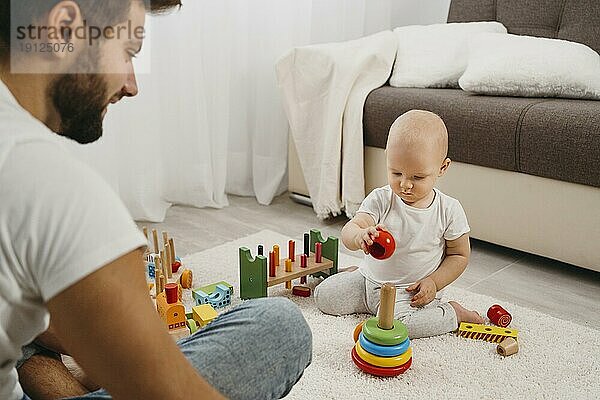 Baby zu Hause beim Spielen mit seinem Vater