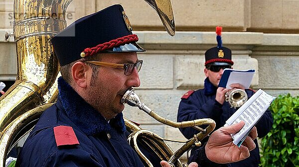 Sousaphon  Musiker  Muiskkapelle  Mütze  Uniform  Osterprozession  Gründonnerstag  Calatanisetta  Sizilien  Italien  Europa