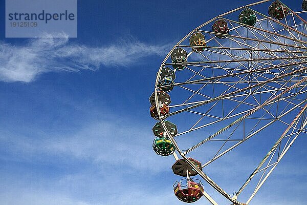 Ausschnitt eines Riesenrades  Hintergrund blau-weißer Himmel