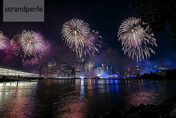 Unabhängigkeitsfeier in New York City mit Macy's Feuerwerk in Lower Manhattan am East River und der Brooklyn Bridge  4. Juli 2019  New York  USA  Nordamerika