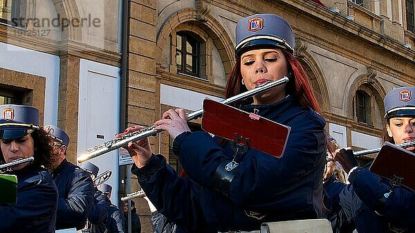 Musikerin in Kapellen  Querflöte  Osterprozession  Gründonnerstag  Calatanisetta  Sizilien  Italien  Europa