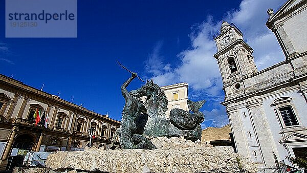 Superweitwinkel  Brunnen  Kirche  blauer Himmel und weiße Wolken  Osterprozession  Gründonnerstag  Calatanisetta  Sizilien  Italien  Europa