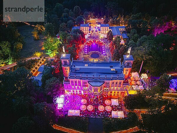 Rund um die drei illumnierten Elbschlösser in Dresden feierten über 6000 Besucher eine laue Sommernacht voller Musik  Tanz  Kultur und Gastronomie