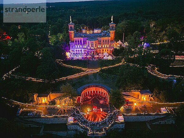 Rund um die drei illumnierten Elbschlösser in Dresden feierten über 6000 Besucher eine laue Sommernacht voller Musik  Tanz  Kultur und Gastronomie