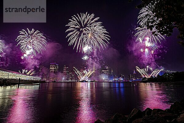 Unabhängigkeitsfeier in New York City mit Macy's Feuerwerk in Lower Manhattan am East River und der Brooklyn Bridge  4. Juli 2019  New York  USA  Nordamerika