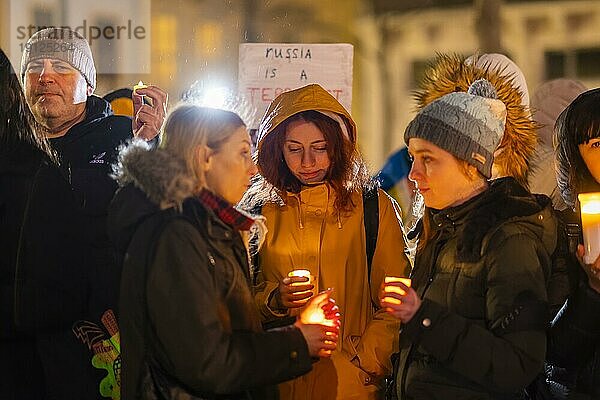 Am ersten Jahrestag der russischen Invasion der Ukraine  fan auf dem Neumarkt vor der Frauenkirche eine große Solidaritätskundgebung der Dresdner mit zahlreichen ukrainischen Flüchtlingen statt. Am Ende fanden sich alle Teilnahmer zu einer großen Lichterkette zusammen